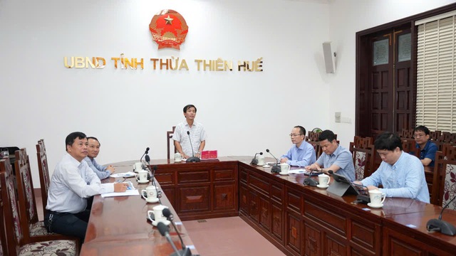 Ứng phó bão số 6: Thừa Thiên- Huế di dời hàng chục hộ dân đến nơi toàn- Ảnh 1.