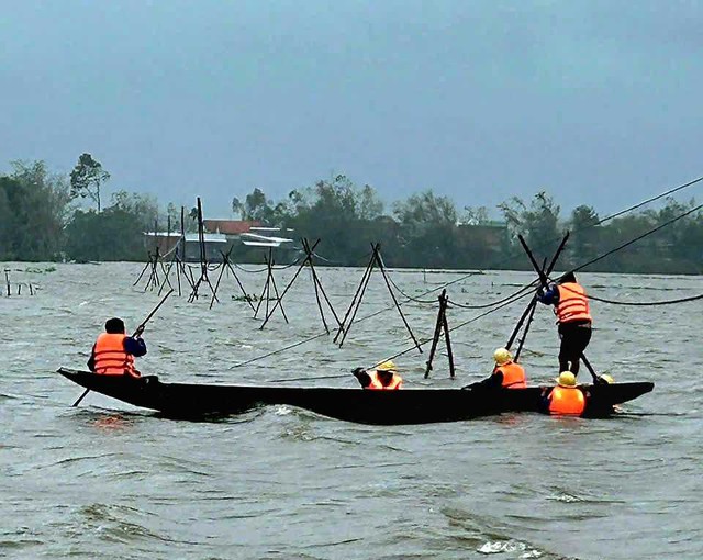 Xúc động hình ảnh "chiến sĩ áo cam" dầm mình trong nước lũ- Ảnh 2.