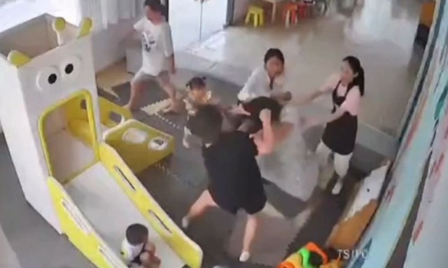 Clip: Con bị tát, 2 bà mẹ lao vào đánh nhau trong trường mẫu giáo- Ảnh 1.