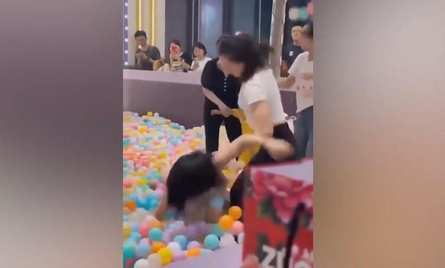 Clip: Hai bà mẹ lao vào ẩu đả trong khu vui chơi trẻ em- Ảnh 1.