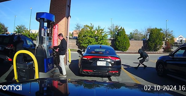 Clip: Đang đổ xăng, người đàn ông bị cướp xe ô tô ngay giữa ban ngày- Ảnh 1.