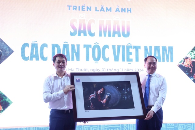 Khám phá sắc màu 54 dân tộc qua 200 tác phẩm ảnh- Ảnh 2.