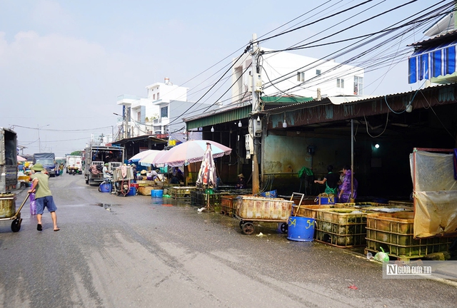 Chợ đầu mối thủy sản lớn nhất Hải Phòng “bức tử” kênh thủy lợi- Ảnh 2.