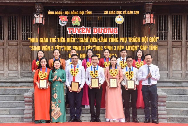 Hà Tĩnh tuyên dương 92 nhà giáo, sinh viên, học sinh tiêu biểu- Ảnh 2.