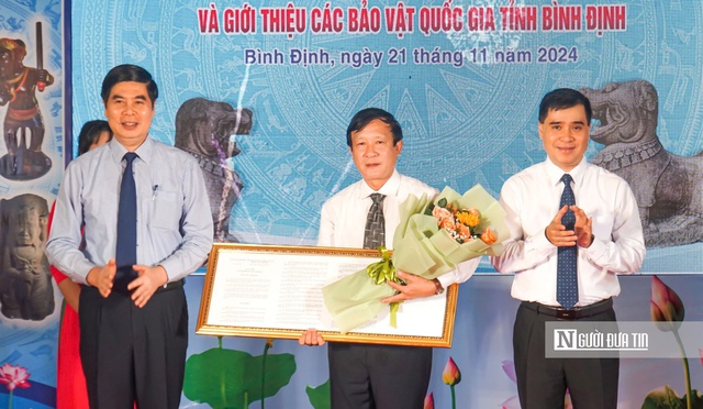 Ông Tạ Xuân Chánh - Giám đốc Sở VH&TT (giữa) đón nhận quyết định công bố thêm 2 bảo vật quốc gia là cặp tượng sư tử thành Đồ Bàn. Ảnh:HP