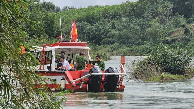 Vụ xe rác rơi xuống sông: Yêu cầu thuỷ điện điều tiết xả nước để tìm kiếm 2 nạn nhân- Ảnh 1.