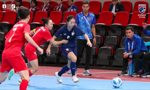 Tuyển futsal nữ Việt Nam có trận đấu đầy nỗ lực trước Thái Lan. (Ảnh: Changseuk)