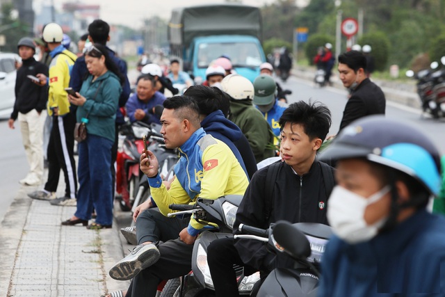 Biên đội tiêm kích, trực thăng trình diễn trên bầu trời Thủ đô khiến người dân thích thú- Ảnh 11.