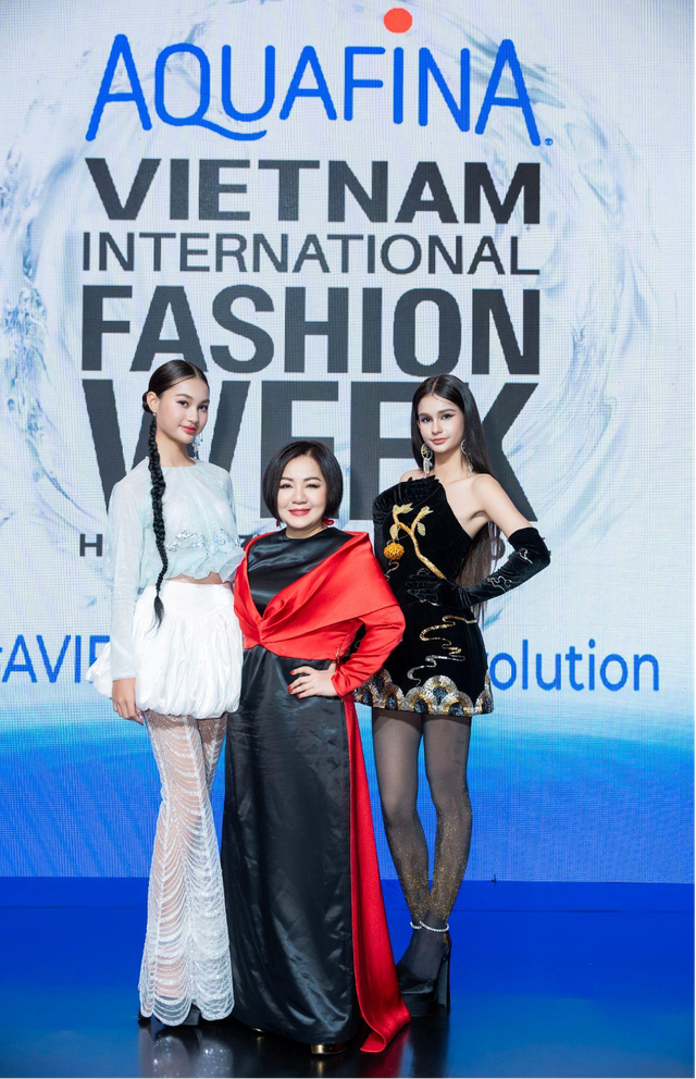 Cặp chị em người mẫu lai Tây xinh hút hồn tại VNIFW 2024- Ảnh 3. Cặp chị em người mẫu lai Tây xinh hút hồn tại VNIFW 2024- Ảnh 3.