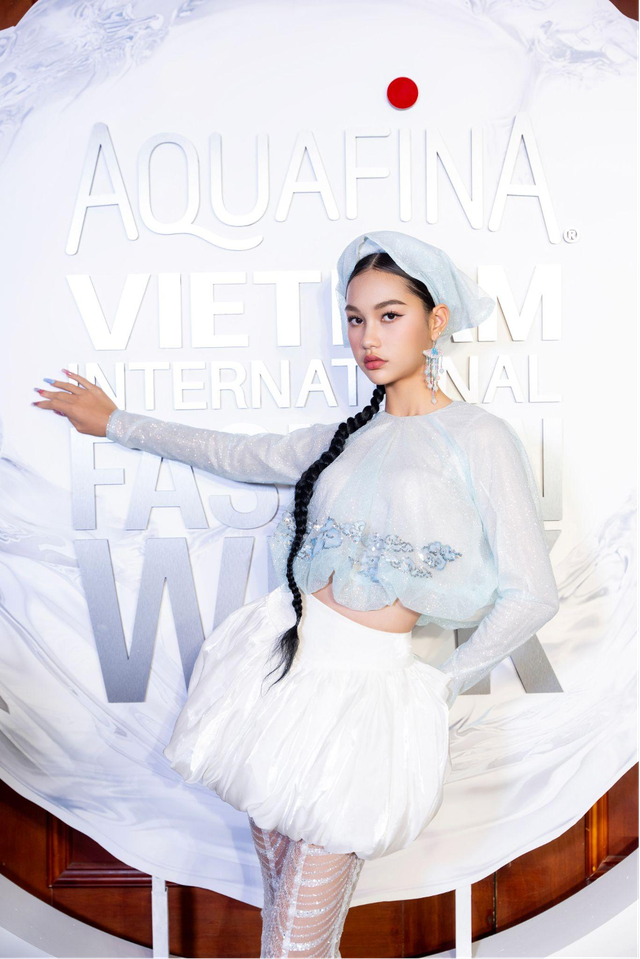 Cặp chị em người mẫu lai Tây xinh hút hồn tại VNIFW 2024- Ảnh 5. Cặp chị em người mẫu lai Tây xinh hút hồn tại VNIFW 2024- Ảnh 5.