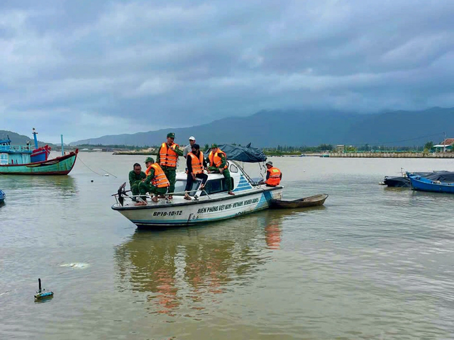 Thương tâm hai vợ chồng tử vong khi đi đánh cá, 4 con thơ ngơ ngác ngóng tin ba mẹ- Ảnh 1.