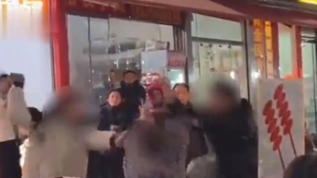 Đôi nam nữ hung hăng lao vào đánh cụ ông ngay giữa phố- Ảnh 1.