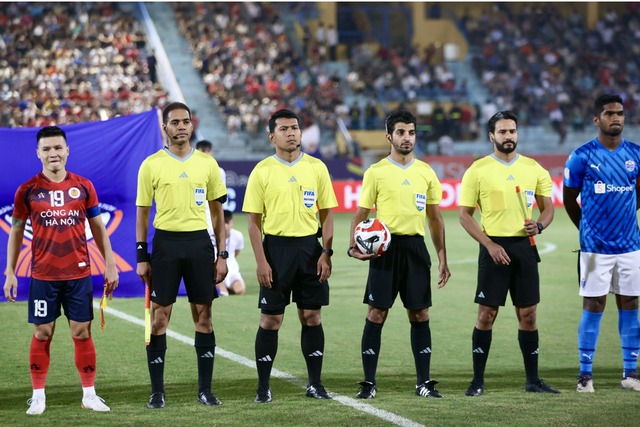 Trọng tài Abdullah Alshehri (ôm bóng) được chỉ định bắt chính trận đấu giữa Việt Nam và Indonesia. (Ảnh: Minh Tú)