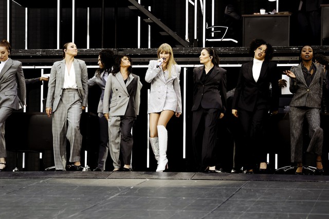 Danh t&iacute;nh của nữ ca sĩ h&agrave;o ph&oacute;ng r&uacute;t hầu bao thưởng nh&acirc;n vi&ecirc;n gần 5.000 tỷ- Ảnh 4.