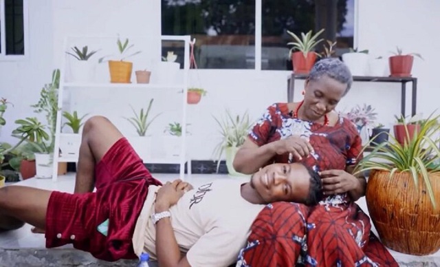 Đi xe ôm, cụ bà 80 tuổi 