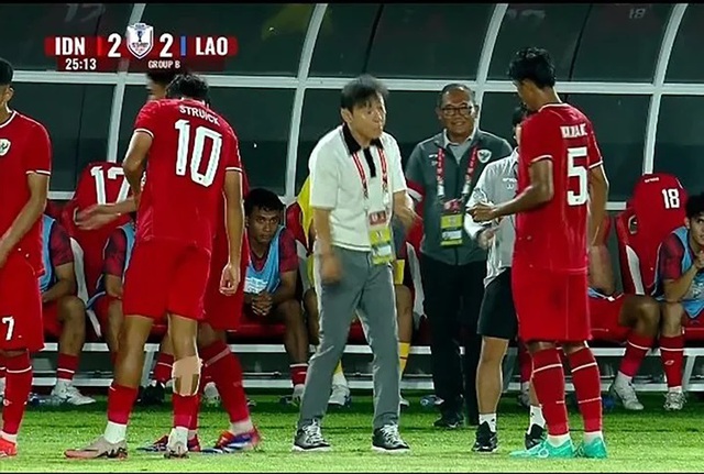 Đội tuyển Indonesia bị Lào cầm hòa ngay trên sân nhà.