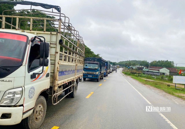 Một hàng xe nằm dài chờ lưu thông qua đèo An Khê đoạn giáp ranh giữa tỉnh Gia Lai và Bình Định. Ảnh:LK