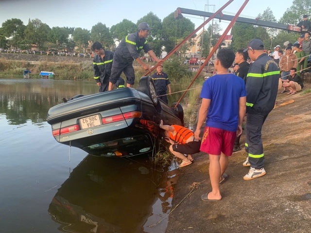 Ô tô Camry bất ngờ lao xuống hồ thủy lợi, tài xế nhập viện cấp cứu- Ảnh 2.