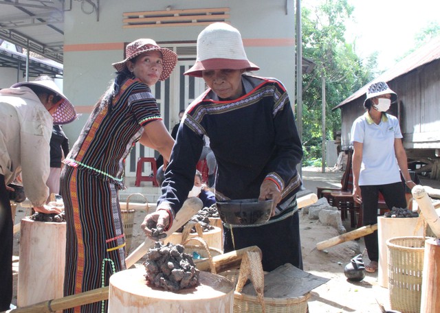 Đất sét "nở hoa" ở làng gốm cổ Tây Nguyên - Ảnh 6.