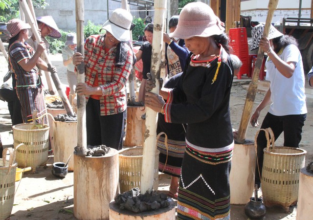 Đất sét "nở hoa" ở làng gốm cổ Tây Nguyên - Ảnh 7.