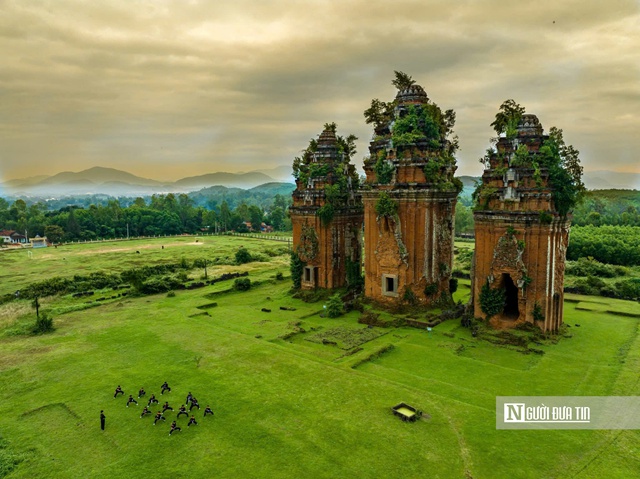 Cụm tháp Dương Long (Tây Sơn, Bình Định) - cụm tháp có nhiều đậm chất Khơme, có nhiều hiện vật trang trí hình tượng rắn Naga nhất.  Ảnh: Dũng Nhân