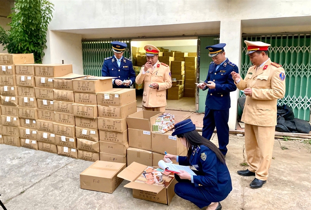 Lạng Sơn: Thu giữ khối lượng linh kiện thuốc lá điện tử "khủng" nhất, trị giá 3,8 tỷ đồng- Ảnh 1.