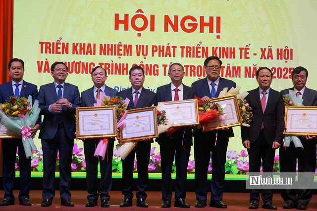 Khen thưởng cho các đơn vị có thành tích tốt trong năm 2024. Ảnh: Thu Dịu