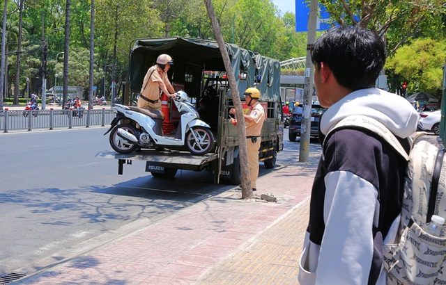 Quy định mới nhất về tạm giữ xe và giấy phép với người vi phạm của CSGT- Ảnh 1.