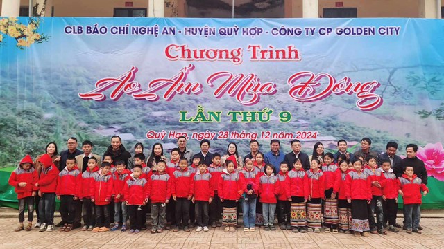 Công ty Golden City mang áo ấm đến trẻ em nghèo miền núi xứ Nghệ- Ảnh 1.