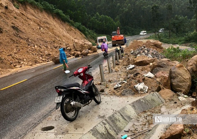 Các đơn vị thi công khẩn trương khắc phục, thông tuyến. Ảnh: Hòa Nguyễn