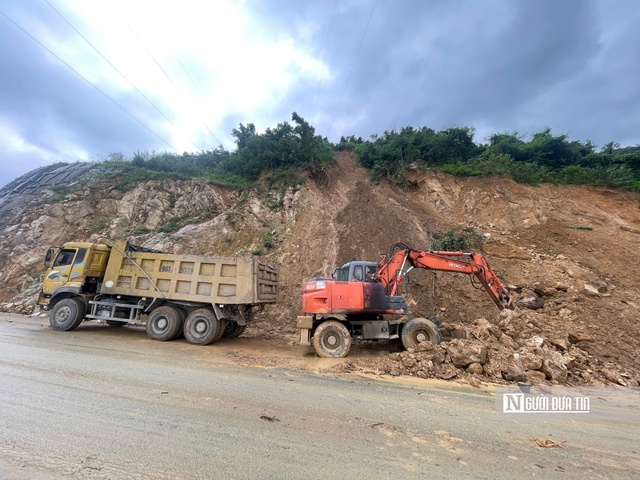 Sạt lở đèo An Khê, hơn 1.000m3 đất đá tràn ra đường- Ảnh 6.