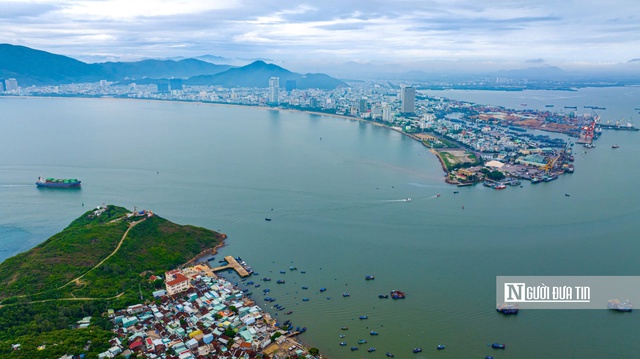 Cửa Thị Nại nhìn từ núi Tam Tòa (Hải Minh) về phía Tp.Quy Nhơn ngày nay. Ảnh: Dũng Nhân