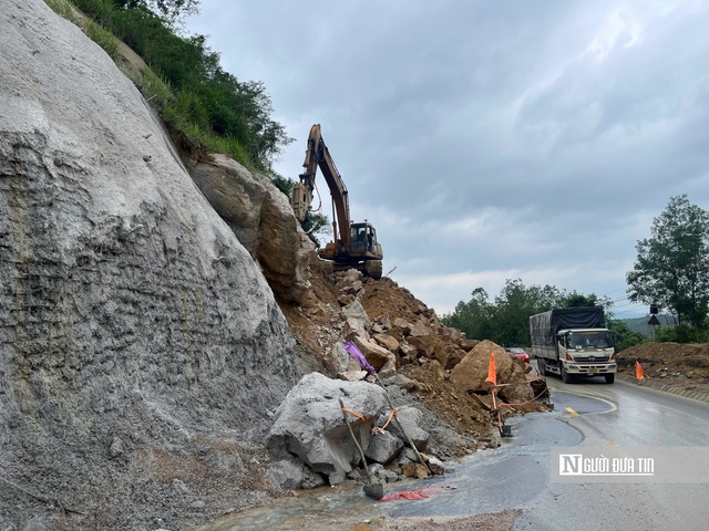 Theo ghi nhận tại hiện trường,ngày 29/12, các đơn vị thi công đang khắc phục điểm sạt lở. Đơn vị thi công đang cho máy múc, xe cơ giới vận chuyển đất, đá đi nơi khác để các phương tiện lưu thông qua đoạn đường này, tránh ùn tắc giao thông.