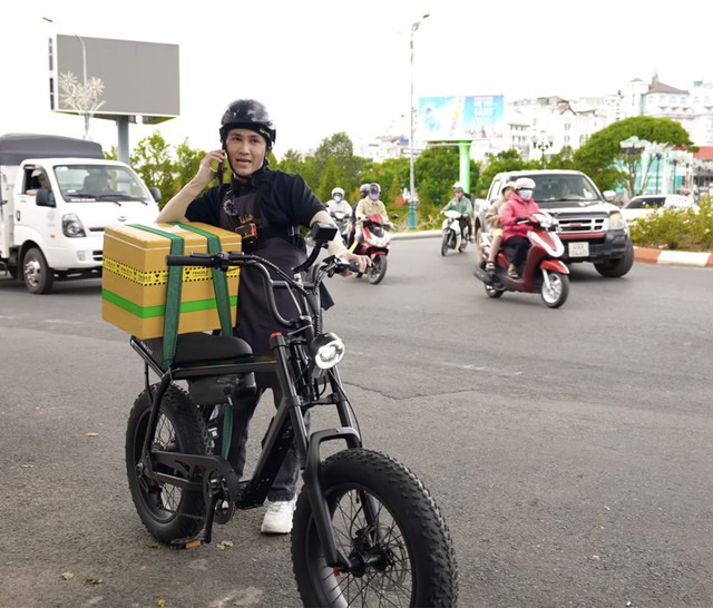 Hình ảnh nam diễn viên nổi tiếng bị bắt gặp làm shipper khiến cõi mạng xôn xao- Ảnh 2. Hình ảnh nam diễn viên nổi tiếng bị bắt gặp làm shipper khiến cõi mạng xôn xao- Ảnh 2.