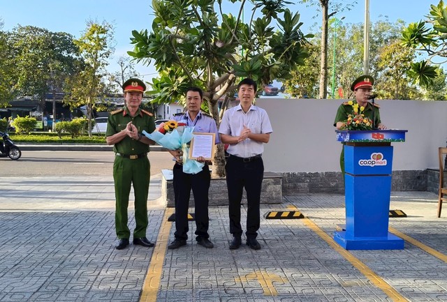 Trao thưởng cho bảo vệ siêu thị dũng cảm, nhanh trí bắt đối tượng trộm cắp xe máy- Ảnh 2.