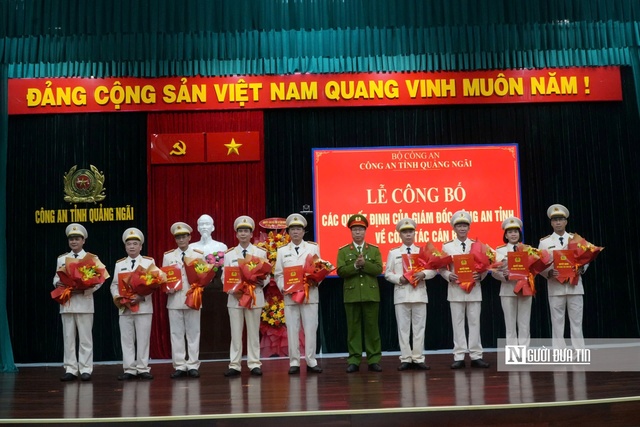 Đại tá Trần Văn Mạnh - Phó Bí thư Đảng ủy, Phó Giám đốc Công an tỉnh trao quyết định cho 9 đồng chí được điều động giữ chức vụ Trưởng phòng, Trưởng Công an huyện, thành phố.