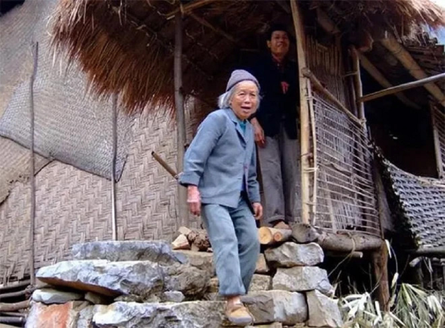 Thanh niên 24 tuổi mê đắm cụ bà 71, cùng