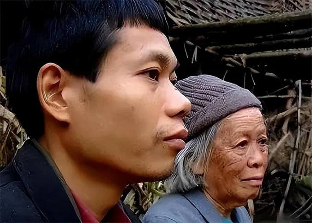 Thanh niên 24 tuổi mê đắm cụ bà 71, cùng