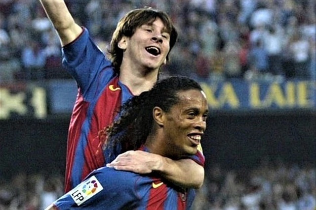 Ronaldinho cõng Messi trên vai sau khi đàn em ghi bàn đầu tiên trong sự nghiệp ở La Liga ngày 1/5/2005.