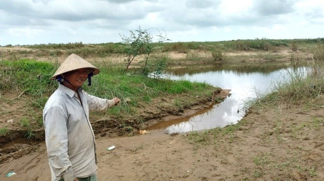 Đường Đoạn kênh dẫn nước từ sông Thu Bồn về đến trạm bơm Cù Bàn bị bồi lấp.