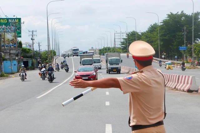 3 hiệu lệnh dừng phương tiện giao thông của CSGT, ai cũng nên biết- Ảnh 1.