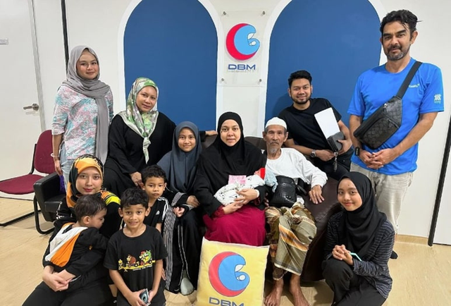 Cụ ông 80 tuổi và vợ 42 tuổi đón con đầu lòng, dân mạng