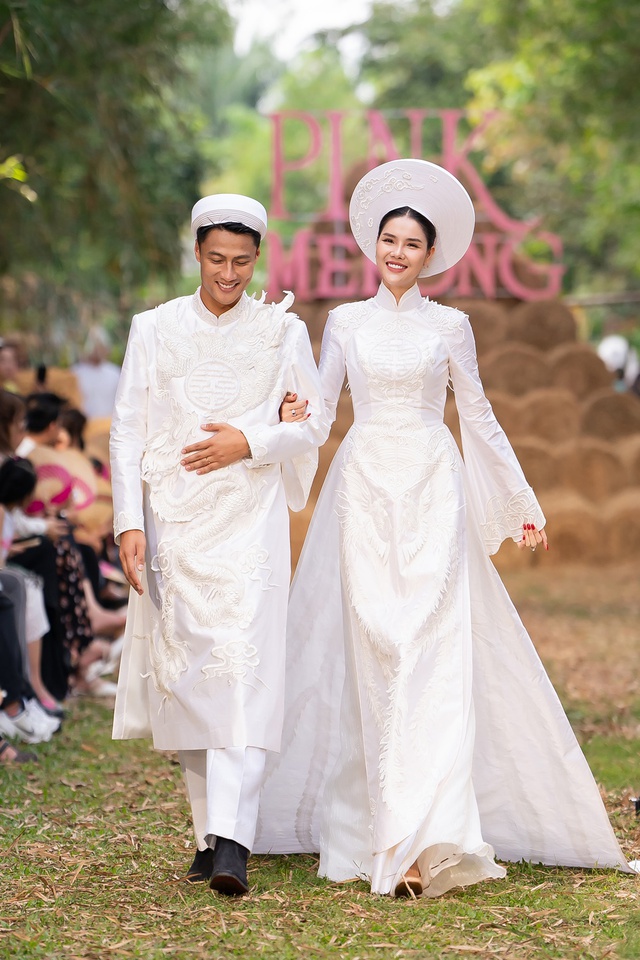 Kỳ Hân - Mạc Hồng Quân làm vedette bộ sưu tập của NTK Nguyễn Trường Duy- Ảnh 2. Kỳ Hân - Mạc Hồng Quân làm vedette bộ sưu tập của NTK Nguyễn Trường Duy- Ảnh 2.