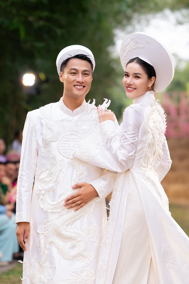 Kỳ Hân - Mạc Hồng Quân làm vedette bộ sưu tập của NTK Nguyễn Trường Duy- Ảnh 3. Kỳ Hân - Mạc Hồng Quân làm vedette bộ sưu tập của NTK Nguyễn Trường Duy- Ảnh 3.