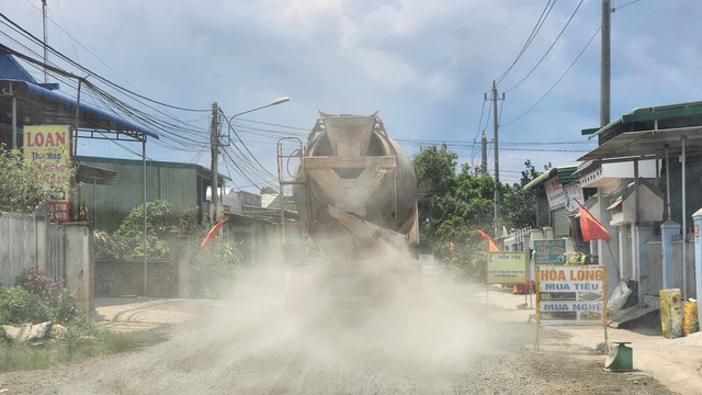 Bụi bẩn từ tuyến đường dân sinh khiến người dân khốn khổ