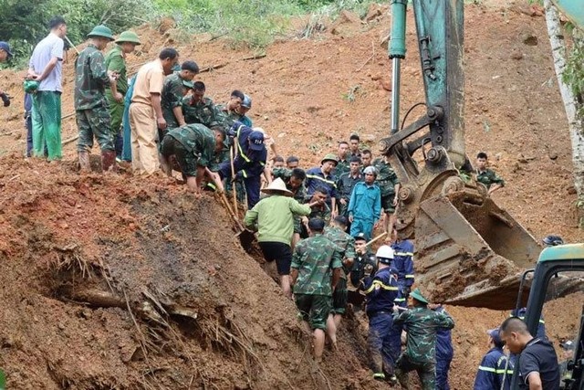 Vụ sạt lở vùi lấp xe khách tại Hà Giang: Đã xác định được danh tính 11 nạn nhân tử vong- Ảnh 2.
