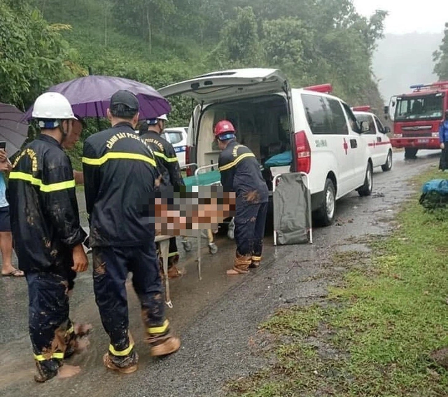 Sạt lở đất vùi lấp xe khách ở Hà Giang: Số người chết tăng lên 8- Ảnh 2.