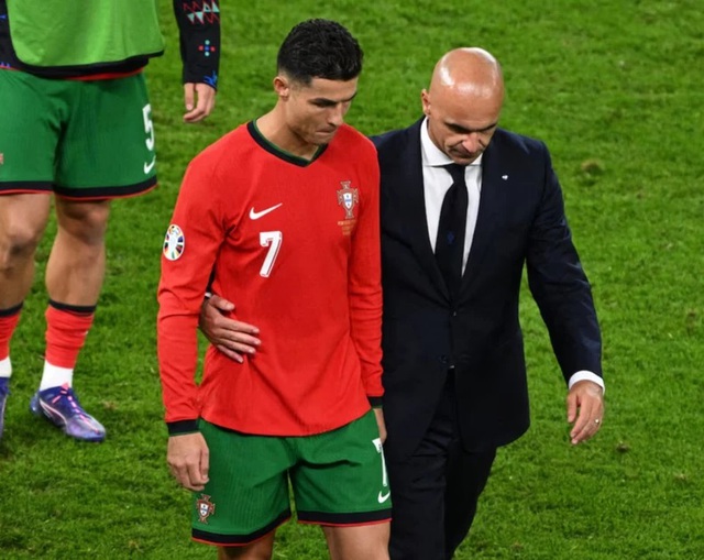 Huấn luyện viên Roberto Martinez an ủi Ronaldo sau thất bại trên chấm luân lưu trước Pháp ở tứ kết EURO 2024. (Ảnh: Reuters)