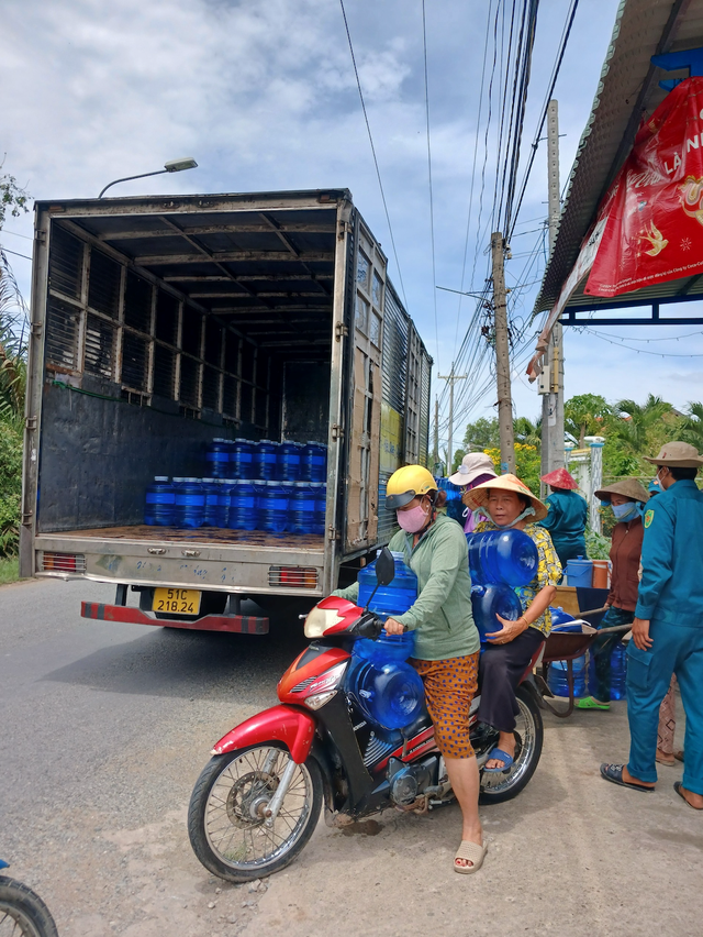 Công ty Coca-Cola Việt Nam mang nước uống miễn phí đến với bà con vùng nước nhiễm mặn tỉnh Long An- Ảnh 1.