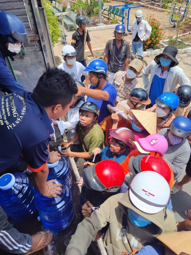 Công ty Coca-Cola Việt Nam mang nước uống miễn phí đến với bà con vùng nước nhiễm mặn tỉnh Long An- Ảnh 2.